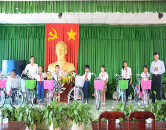Công đoàn IDICO-CONAC trao quà cho trẻ em nghèo học giỏi gặp khó khăn về phương tiện đi lại, học tập trên địa bàn thành phố Bà Rịa